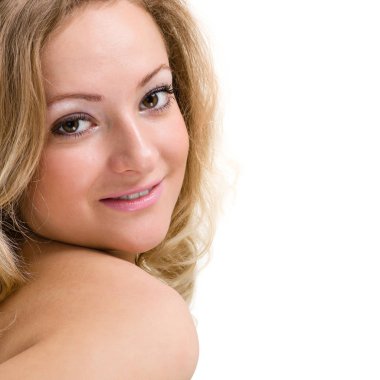 Genç kadın güzel yüz yakın çekim, beyaz arka plan üzerinde izole