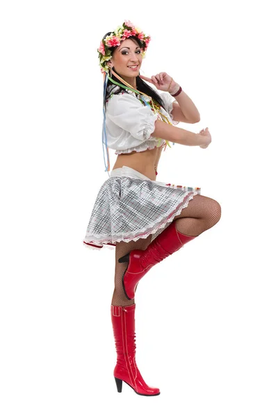 Mädchen in polnischer Tracht posiert, Ganzkörperporträt gegen isoliertes Weiß — Stockfoto