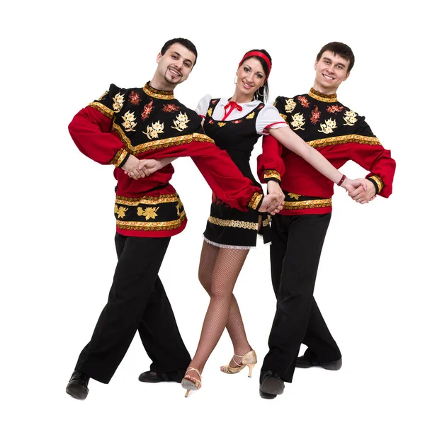 Deux hommes et une femme portant un costume russe folklorique posant — Photo