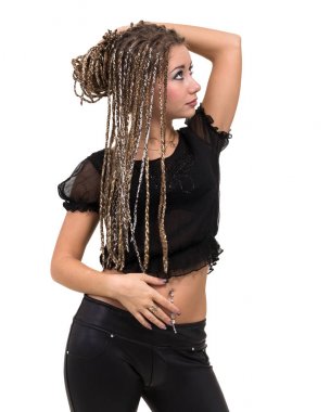 dreadlocks ile genç gülümseyen kadın portresi.