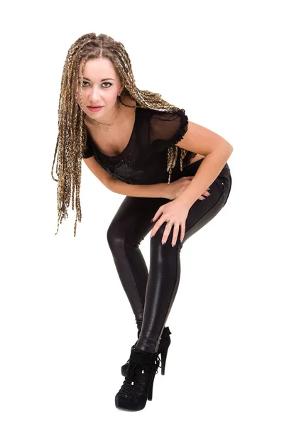 Retrato de una joven sonriente con rastas . — Foto de Stock