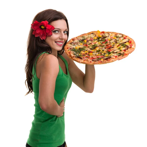 Femme souriante avec une grosse pizza isolée sur un blanc — Photo