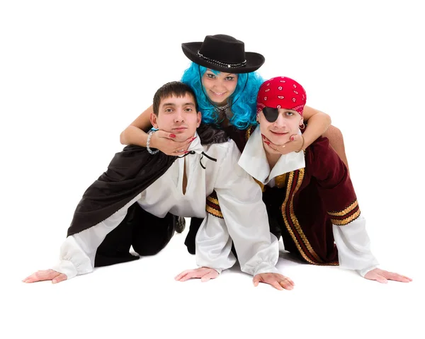 Dansare team bär Halloween karneval kostymer Dans mot isolerade vit i hela kroppen — Stockfoto