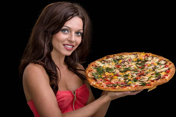 Mujer joven con pizza sobre fondo negro — Foto de Stock