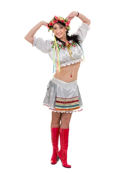 Дівчина в польському національному традиційному костюмі позує, портрет повної довжини проти ізольованого білого — стокове фото