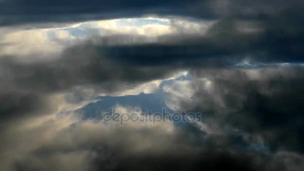 Wateroppervlak met rimpelingen en blauwe hemel met wolken reflecties — Stockvideo