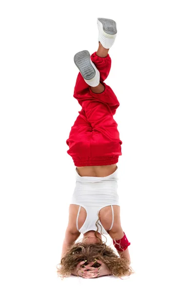 Mulher fitness fazendo exercícios, isolado no fundo branco em comprimento total . — Fotografia de Stock