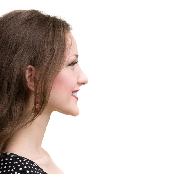 Profil porträtt av unga leende kvinna, isolerad på vit — Stockfoto