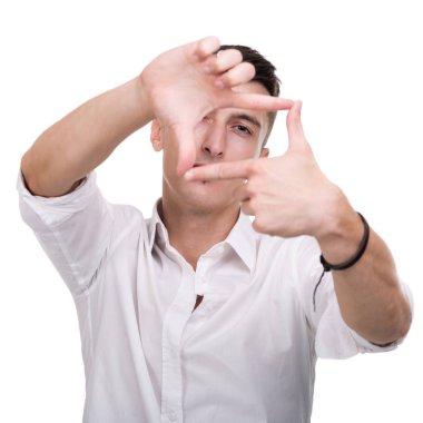 Mutlu genç adam çerçeveleme fotoğrafta beyaz