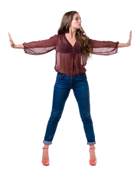 Retrato completo de mujer en jeans aislados en blanco —  Fotos de Stock