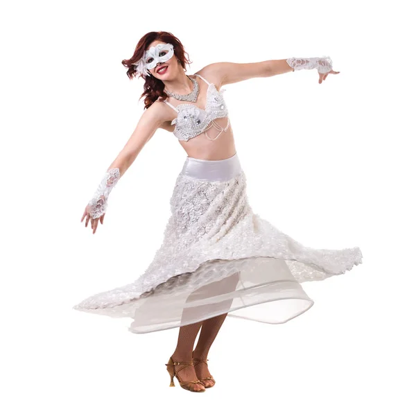 Karnaval dansçı kız dans, üzerinde beyaz izole bir maske takarak — Stok fotoğraf