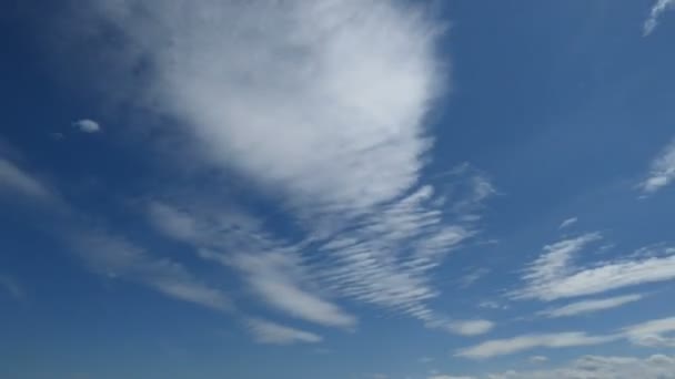 Хмари проміжку часу на блакитному небі — стокове відео