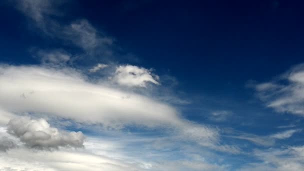 Nuages de temps sur ciel bleu 