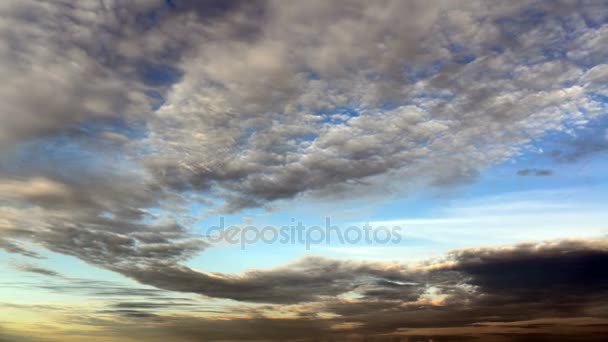 Временные облака на закатном небе — стоковое видео