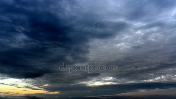 Nuages de temps sur le ciel couchant — Video