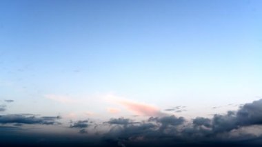 Zaman atlamalı bulutlar gökyüzü günbatımı üzerinde