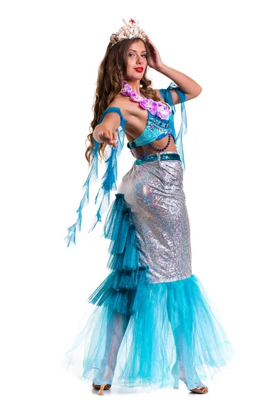 Karnevalstänzerin als Meerjungfrau verkleidet posiert, isoliert auf weiß — Stockfoto