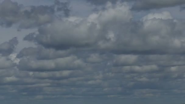 Tempo nuvens lapso no céu azul — Vídeo de Stock