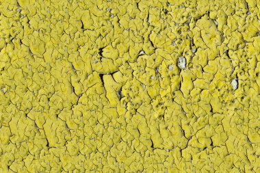 Soyulması boya duvar sorunsuz doku üzerinde. Rustik sarı grunge malzeme desen.