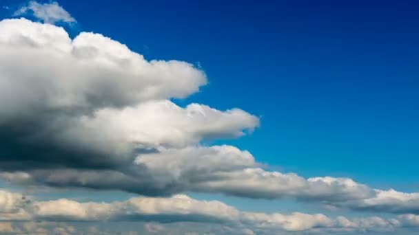 Tempo nuvens lapso no céu azul — Vídeo de Stock