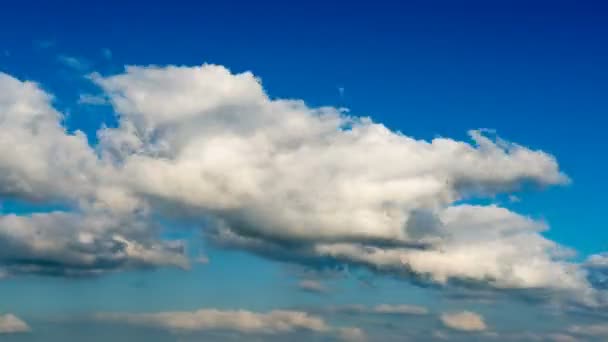 Tempo nuvens lapso no céu azul — Vídeo de Stock