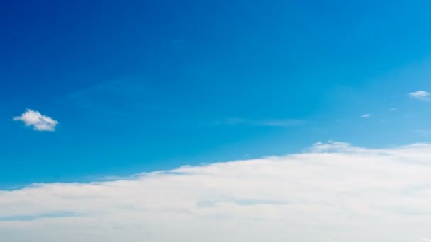 Nubes de lapso de tiempo en el cielo azul — Vídeo de stock