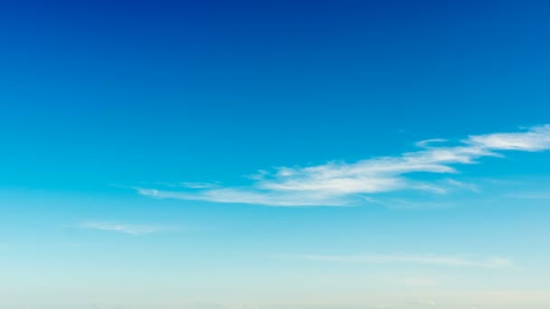 Nubes de lapso de tiempo en el cielo azul — Vídeos de Stock