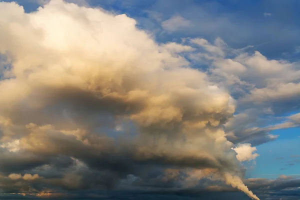 Mavi gökyüzü karşı fantastik thunderclouds — Stok fotoğraf