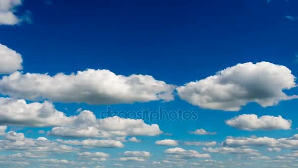 Временные облака на голубом небе — стоковое видео
