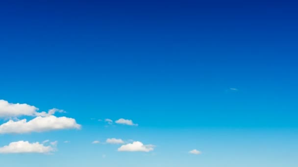Zaman atlamalı bulutların üstünde mavi gökyüzü — Stok video