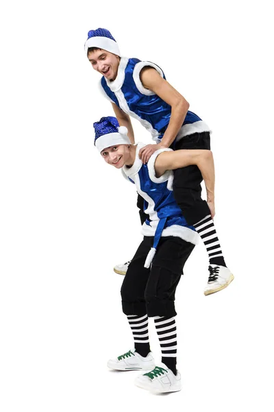 Twee Kerstmis mannen in blauw santa kleding dansen tegen geïsoleerde wit in volle lengte. — Stockfoto