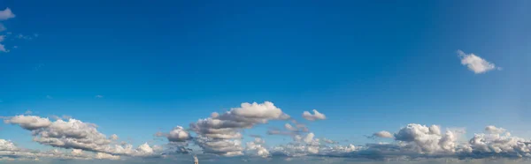 Fantasztikus felhők a kék ég ellen, panoráma — Stock Fotó
