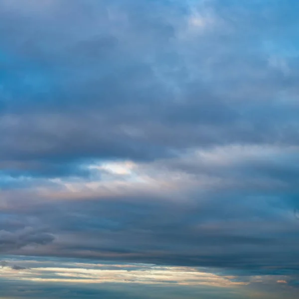 Traumhafte Wolken gegen blauen Himmel — Stockfoto