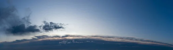 Fantastische wolken tegen de blauwe lucht, panorama — Stockfoto