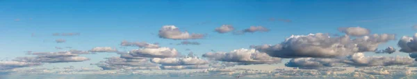 Fantastiche nuvole contro il cielo blu, panorama — Foto Stock