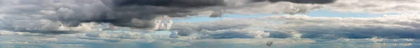 Fantásticas nubes contra el cielo azul, panorama — Foto de Stock