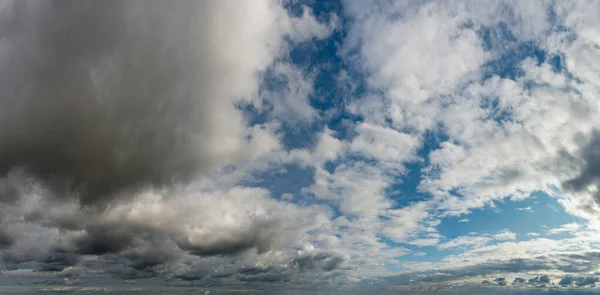 Fantastyczne chmury na tle błękitnego nieba, panorama — Zdjęcie stockowe