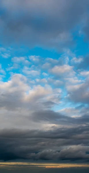 Фантастические облака против голубого неба, панорама — стоковое фото