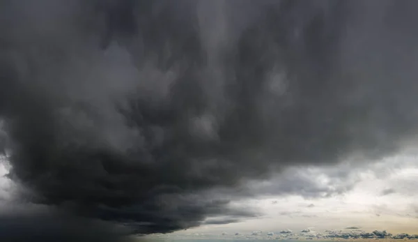 Fantásticas nubes oscuras, panorama del cielo —  Fotos de Stock
