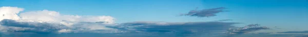 Traumhafte Wolken vor blauem Himmel, Panorama — Stockfoto