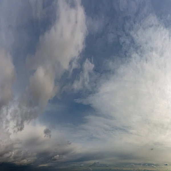 Fantastické tmavé bouřkové mraky proti modré obloze — Stock fotografie