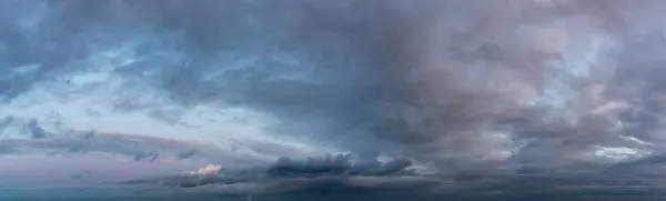 Fantásticas nuvens escuras, panorama do céu — Fotografia de Stock