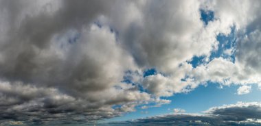 Mavi gökyüzüne karşı fantastik bulutlar, manzara