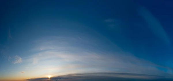 파노라마, 푸른 하늘을 배경으로 한 환상적 인 구름 — 스톡 사진