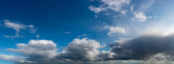 Fantásticas nuvens contra o céu azul, panorama — Fotografia de Stock