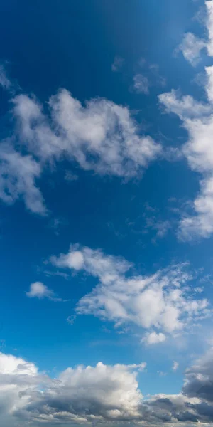 Fantastiska moln mot blå himmel, panorama — Stockfoto