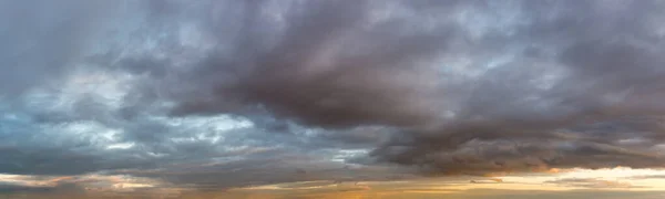 Fantásticas nuvens escuras, panorama do céu — Fotografia de Stock