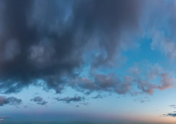 Φανταστικά μαύρα σύννεφα, ουρανό πανόραμα — Φωτογραφία Αρχείου