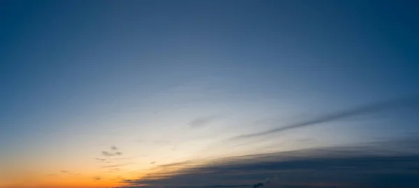 파노라마, 푸른 하늘을 배경으로 한 환상적 인 구름 — 스톡 사진