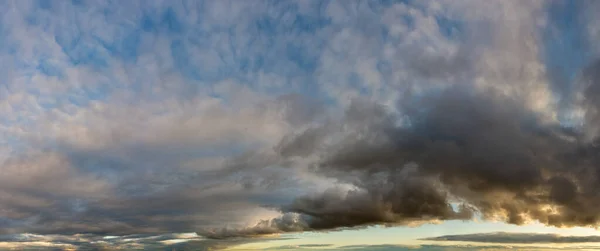 Фантастические темные грозовые тучи, панорама неба — стоковое фото